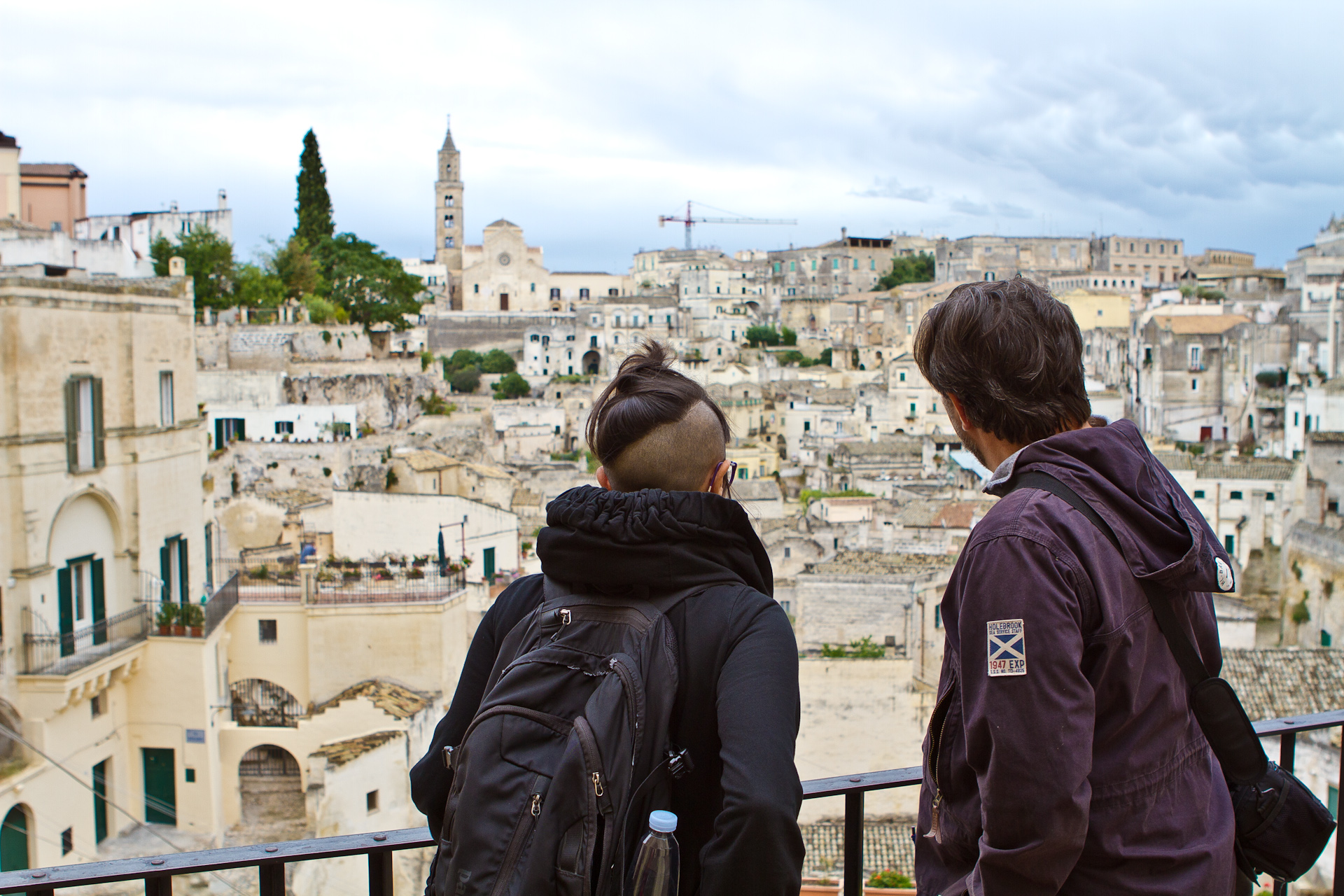 Emmanuele Curti parla di Matera. Nella foto: Oriana Persico ed Emmanuele Curti, vista da Piazza. V. Veneto.